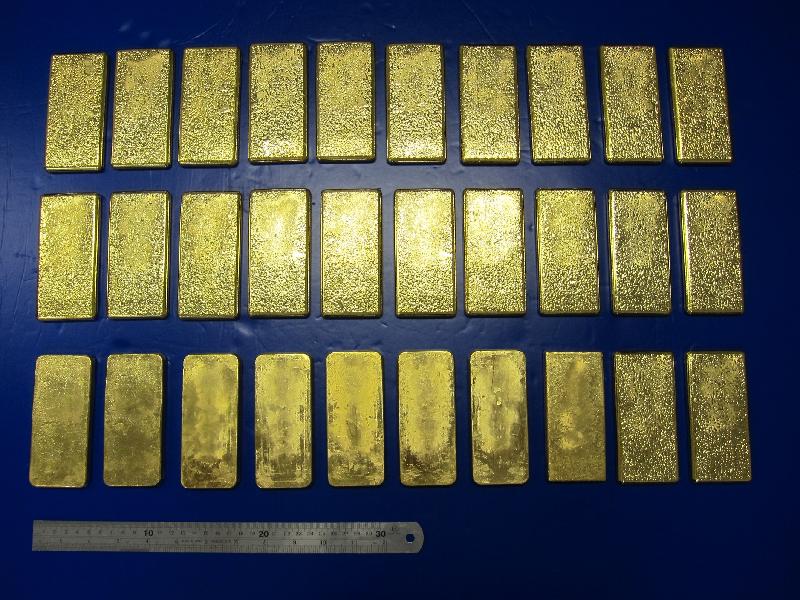 香港海关昨日（八月十七日）在一辆经深圳湾管制站入境的私家车上检获三十块黄金，共重约三十公斤，约值一千一百万元。
