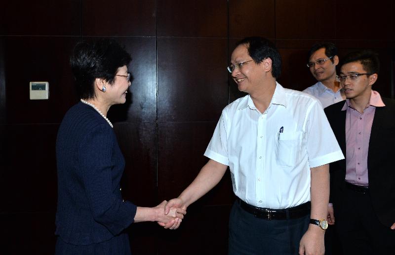 政务司司长林郑月娥（左）今日（八月十八日）在越南河内与河内市人民委员会副主席阮尹瓒会面。