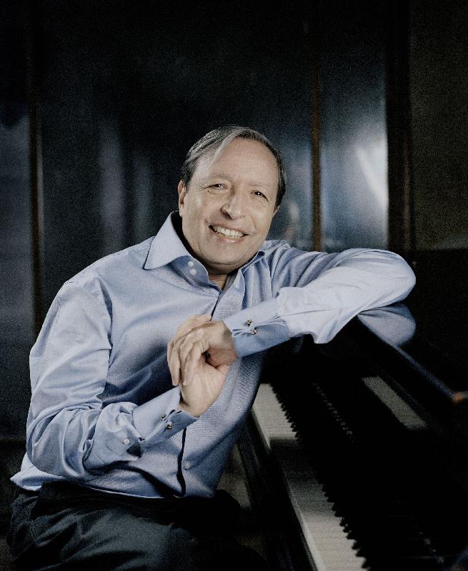 Pianist Murray Perahia will give a recital at 8pm on October 9 (Sunday) at the Concert Hall of the Hong Kong Cultural Centre.