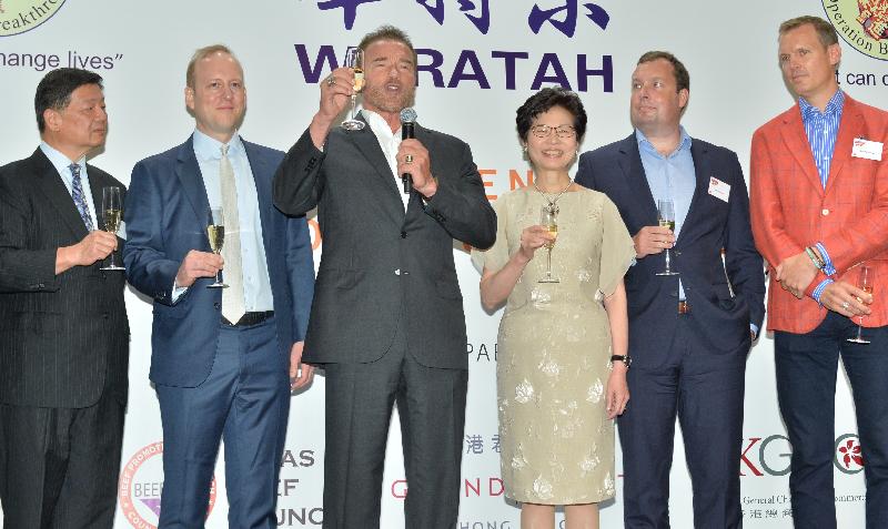 The Chief Secretary for Administration, Mrs Carrie Lam (third right); Co-Founder of the Arnold Classic Mr Arnold Schwarzenegger (third left); the Chairman of the Arnold Classic Asia Multi-Sport Festival, Professor Richard Petty (second left); the Chairman of the Arnold Classic Asia Multi-Sport Festival Sports Advisory Board, Mr Herman Hu (first left); and other guests propose a toast at the Arnold Business Lunch today (August 19).