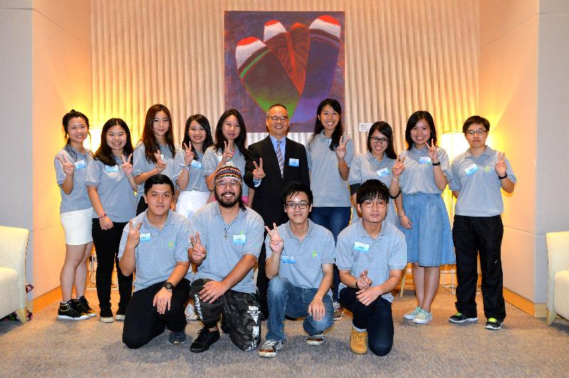 Before the certificate presentation ceremony of the Service Corps programme (Phase VI), the Secretary for Home Affairs, Mr Lau Kong-wah (back row, fifth right), today (August 20) meets with young people who have participated in the programme to learn about their voluntary service in Shaoguan and Meizhou in Guangdong Province.