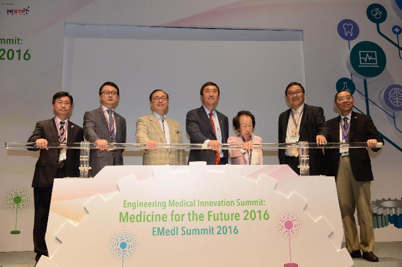 The Secretary for Innovation and Technology, Mr Nicholas W Yang (third left), officiates at the opening ceremony of the Engineering Medical Innovation Summit: Medicine for the Future 2016 today (August 20) together with the Vice-Chancellor and President of the Chinese University of Hong Kong (CUHK), Professor Joseph Sung (centre); Solicitor, Notary Public and China Appointed Attesting Officer, Ms Therese Chow (third right); the Dean of the Faculty of Medicine of the CUHK, Professor Francis Chan (second left); the Associate Dean (External Affairs) of the Faculty of Engineering of the CUHK, Professor Wong Kam-fai (second right) ; Professor of the Department of Surgery and the Director of Chow Yuk Ho Technology Centre for Innovative Medicine of the CUHK, Professor Philip Chiu (first left) and Professor Arthur Mak of the Department of Mechanical and Automation Engineering and the Department of Electronic Engineering of the CUHK (first right).