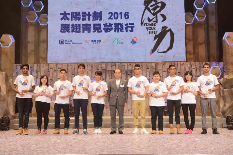 The Award Ceremony of Most Improved Trainees of Youth Employment and Training Programme 2016 cum Concert was held in the Queen Elizabeth Stadium this afternoon (August 21). Photo shows the Secretary for Labour and Welfare, Mr Matthew Cheung Kin-chung (centre), and the awardees of the Most Improved Trainees.