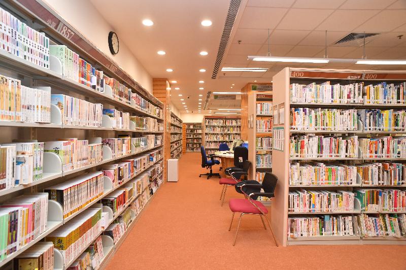 粉嶺南公共圖書館明日（八月二十三日）起開放予市民使用，為區內居民提供多元化的圖書館服務。圖示粉嶺南公共圖書館內的成人圖書館。