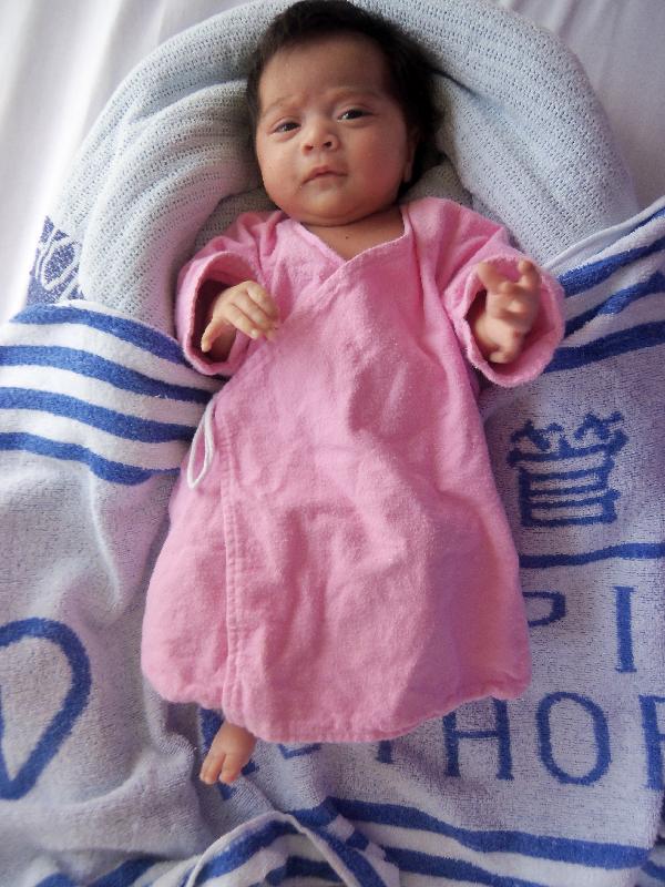 The non-ethnic Chinese baby girl is about one-month-old. She is about 50 centimetres tall and four kilograms in weight. She has a round face with black complexion and short black hair.