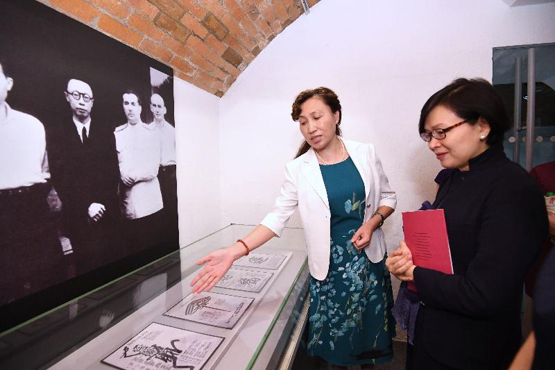 偽滿皇宮博物院副院長趙繼敏（左）今日（八月二十五日）在「天子．公民－－末代皇帝溥儀」展覽向民政事務局副局長許曉暉（右）介紹展品。