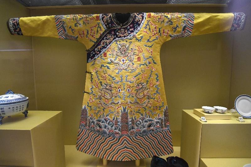 According to Qing rituals, the emperor had to wear ceremonial court dress at his coronation ceremony. The exhibition "From Son of Heaven to Commoner: Puyi, the Last Emperor of China" is displaying a replica of the dragon robe worn by Puyi when he ascended to the throne at about 3 years old. (Collection of the Museum of the Imperial Palace of the Manchu State.)