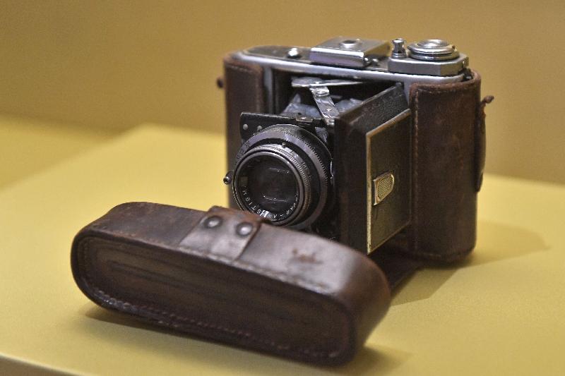 The exhibition "From Son of Heaven to Commoner: Puyi, the Last Emperor of China" is displaying a camera used by Puyi. When Puyi was still living in the Forbidden City, he developed an interest in a Western lifestyle and modern gadgets under the influence of his English teacher, Reginald Fleming Johnston. (Collection of the Museum of the Imperial Palace of the Manchu State.)