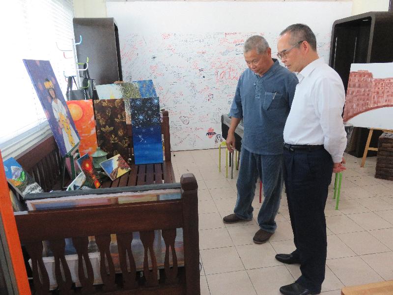 民政事务局局长刘江华（右）昨日（八月二十四日）到访位于斯里巴加湾市的一所画廊，了解文莱画廊的营运情况及当地艺术作品的风格。
