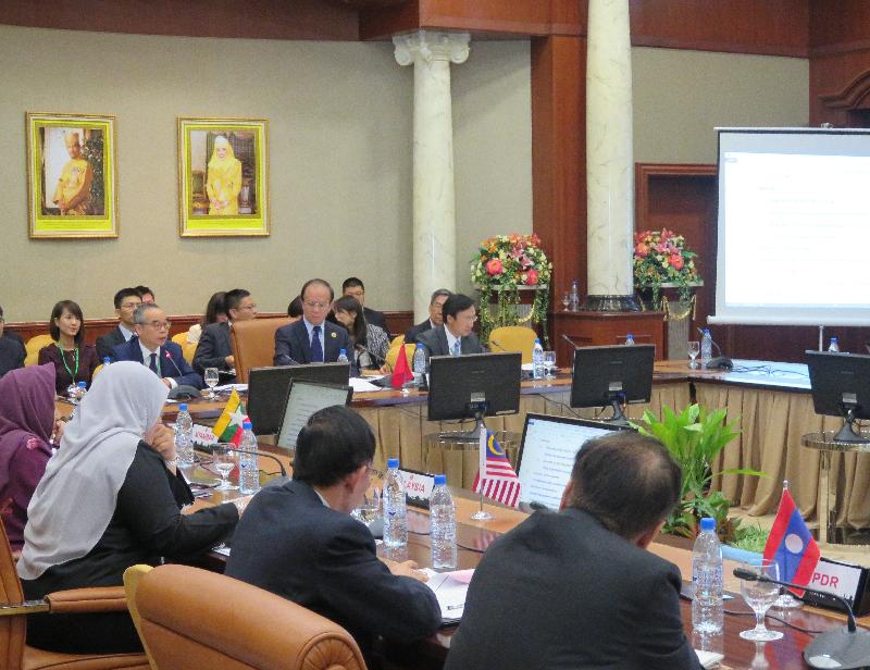 民政事務局局長劉江華（前排左一）今日（八月二十五日）在文萊斯里巴加灣市出席第三屆中國－東南亞國家聯盟（東盟）文化部長會議，並在會上發言。