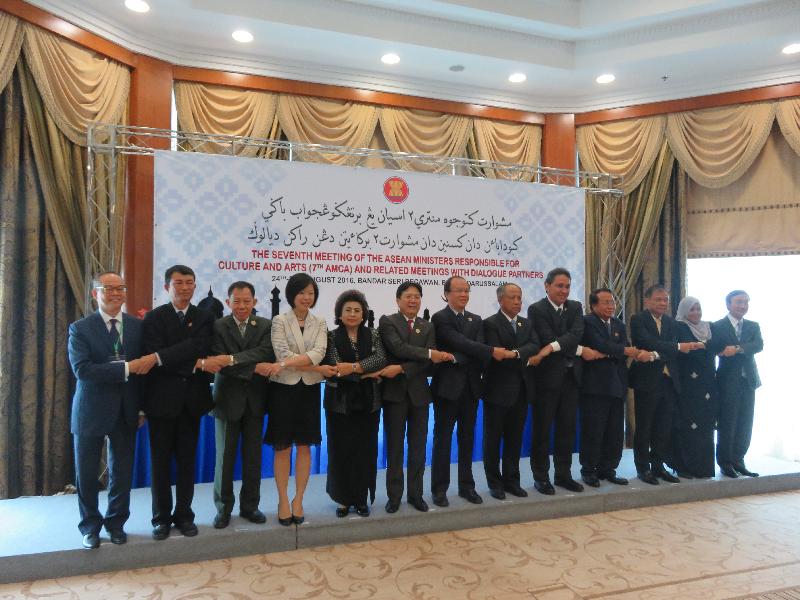 民政事務局局長劉江華（左一）今日（八月二十五日）和國家文化部副部長丁偉（左七）與各東南亞國家聯盟（東盟）文化部長在第三屆中國－東盟文化部長會議上合照。