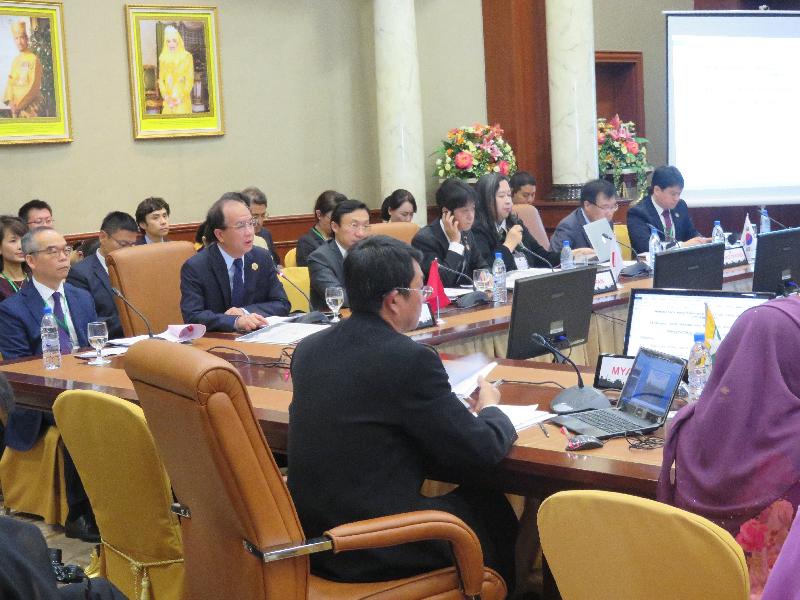民政事务局局长刘江华（左一）今日（八月二十五日）在文莱斯里巴加湾市出席第七届东南亚国家联盟（东盟）－中日韩（十加三）文化部长会议。