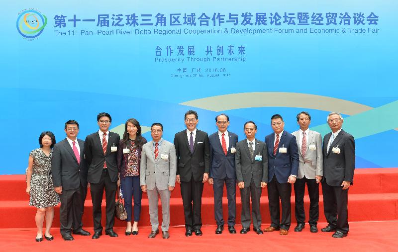 The Secretary for Commerce and Economic Development, Mr Gregory So (centre), is pictured with the Hong Kong Special Administrative Region Government delegation at the 11th Pan-Pearl River Delta Regional Co-operation and Development Forum and Trade Fair in Guangzhou, Guangdong Province, today (August 25).