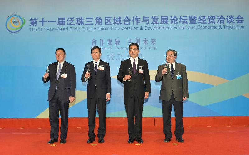 The Secretary for Commerce and Economic Development, Mr Gregory So (second right); the Executive Vice-Governor of Guangdong Province, Mr Xu Shaohua (second left); the Secretary for Economy and Finance of the Macau Special Administrative Region, Mr Lionel Leong (first left); and the Director of the Fujian Development and Reform Commission, Mr Wei Keliang (first right), propose a toast at a business networking luncheon jointly held by the Hong Kong Special Administrative Region Government, the provincial governments of Guangdong and Fujian, and the Macau Special Administrative Region Government, during the 11th Pan-Pearl River Delta Regional Co-operation and Development Forum and Trade Fair in Guangzhou, Guangdong Province, today (August 25).