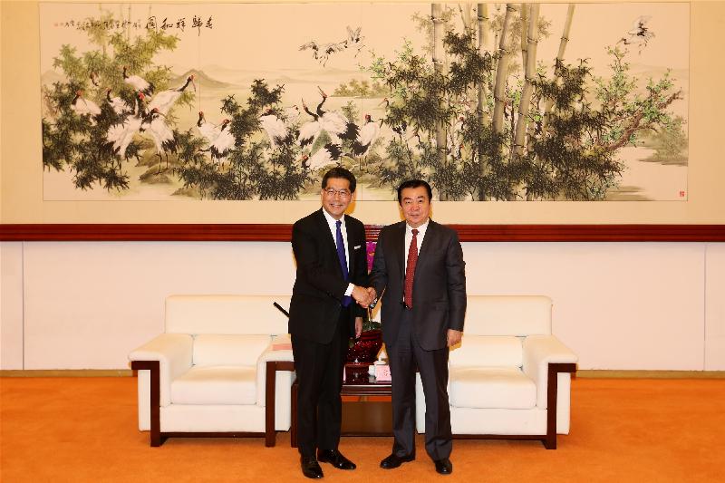 The Secretary for Commerce and Economic Development, Mr Gregory So (left), meets with the Vice-Governor of the People's Government of Liaoning Province, Mr Bing Zhigang, in Dalian today (August 26).