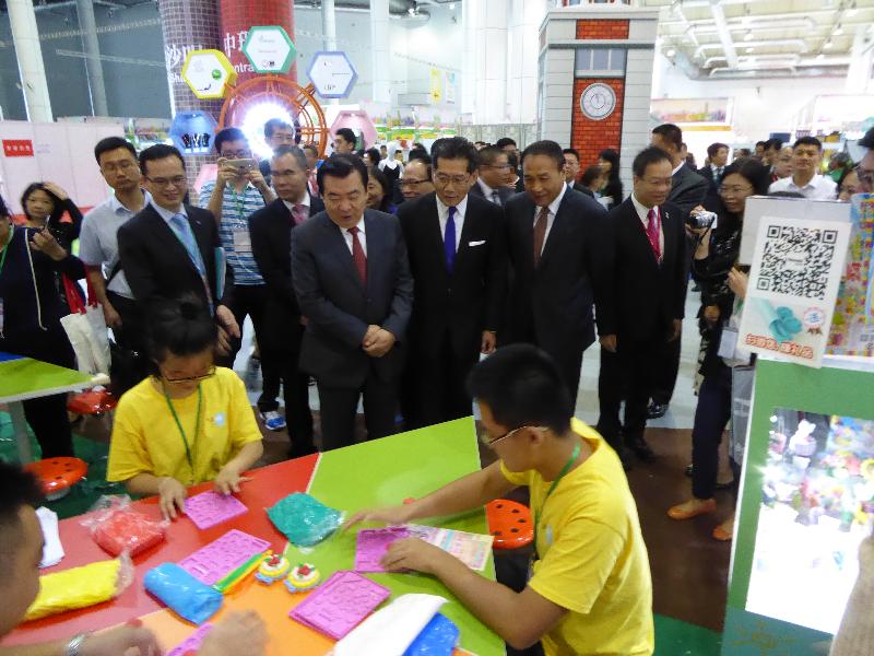 The Secretary for Commerce and Economic Development, Mr Gregory So (centre), tours an exhibition booth after attending the opening ceremony of "Savouring Hong KongD�Liaoning 2016" and "2016 Hong Kong Trendy Products Expo, Dalian", as well as "Dalian + Hong Kong Brand Festival", in Dalian today (August 26).