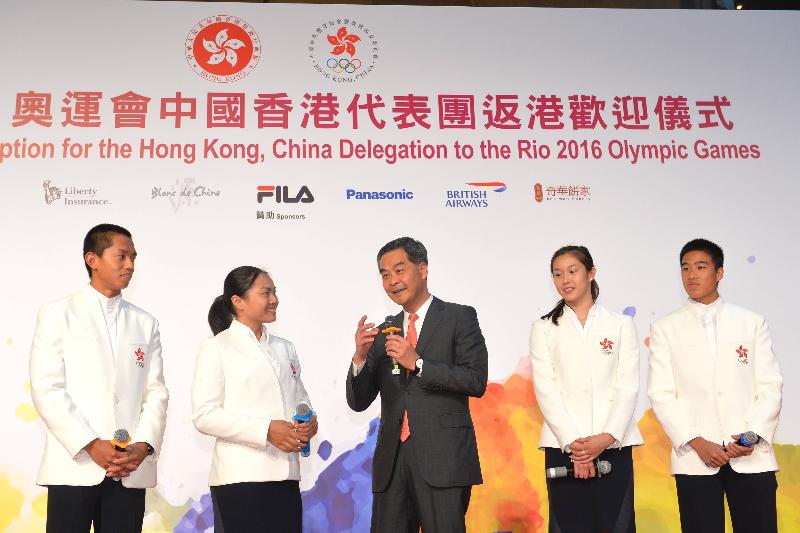 The Chief Executive, Mr C Y Leung, attended the Welcome Home Reception for the Hong Kong, China Delegation to the Rio 2016 Olympic Games at the Hong Kong Cultural Centre today (August 26). Picture shows Mr Leung (centre) chatting with Hong Kong athletes who took part in the Games including Michael Cheng (first left), Lee Wai-sze (second left), Stephanie Au (second right) and Chan Ming-tai (first right).