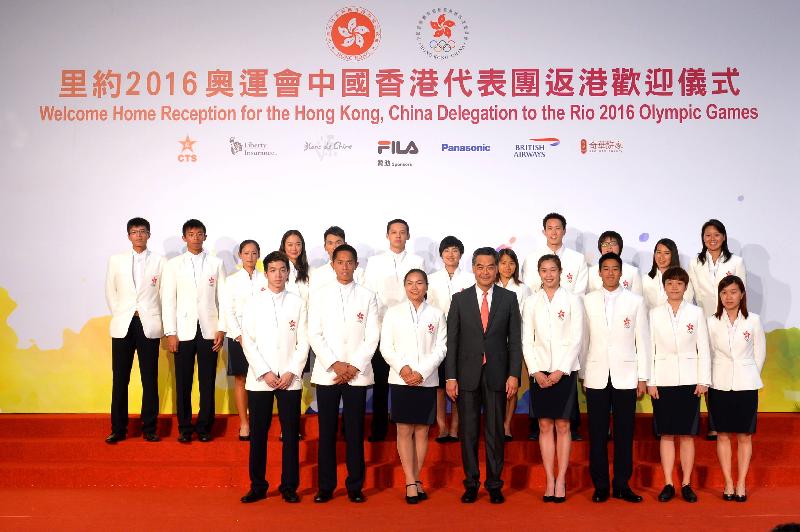 The Chief Executive, Mr C Y Leung, attended the Welcome Home Reception for the Hong Kong, China Delegation to the Rio 2016 Olympic Games at the Hong Kong Cultural Centre today (August 26). Picture shows Mr Leung (front row, fourth left) and Hong Kong athletes who took part in the Games at the Reception.
