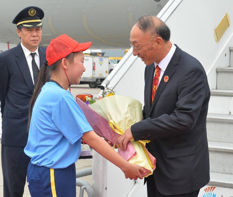 A Rio Olympic Games Mainland Olympians delegation led by the Minister of the General Administration of Sport of China, Mr Liu Peng, arrived in Hong Kong this morning (August 27) for a three-day visit. Photo shows Mr Liu (first right) receiving bouquets of flowers from children at the Hong Kong International Airport.