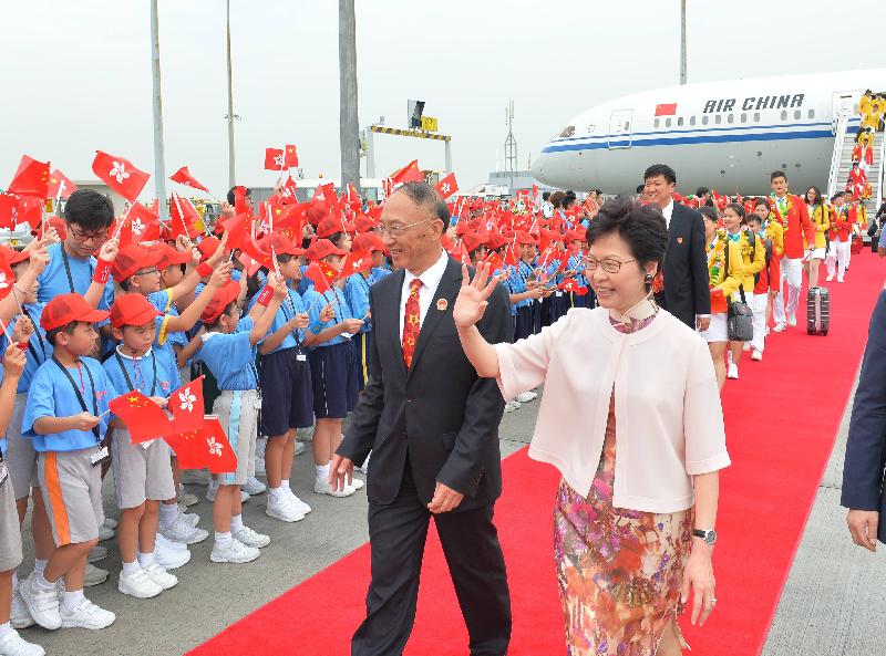 A Rio Olympic Games Mainland Olympians delegation led by the Minister of the General Administration of Sport of China, Mr Liu Peng (second right), arrived in Hong Kong this morning (August 27) for a three-day visit. The delegation was warmly welcomed at the Hong Kong International Airport. First right is the Chief Secretary for Administration, Mrs Carrie Lam.