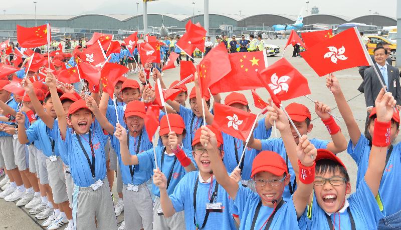 A Rio Olympic Games Mainland Olympians delegation led by the Minister of the General Administration of Sport of China, Mr Liu Peng, arrived in Hong Kong this morning (August 27) for a three-day visit. Photo shows smiling children greeting the visiting delegation.