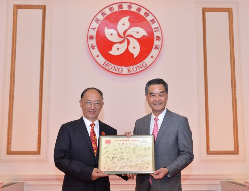 The Chief Executive, Mr C Y Leung, hosted a reception for the visiting delegation of Rio Olympic Games Mainland Olympians today (August 27) at Government House. Picture shows the Minister of the General Administration of Sport of China, Mr Liu Peng (left) presenting a souvenir to Mr Leung (right).