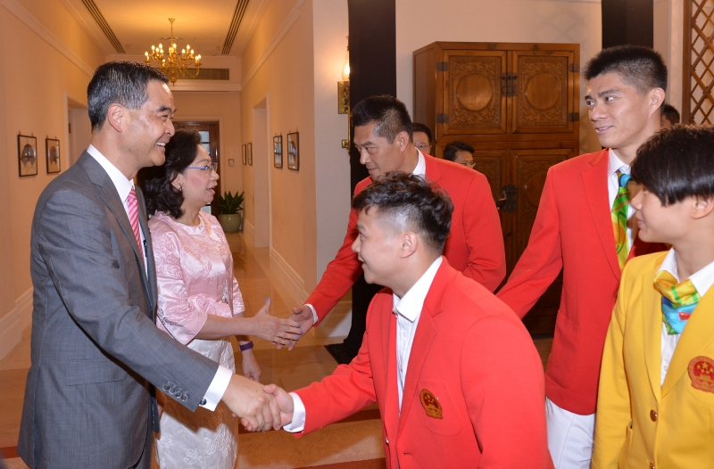 The Chief Executive, Mr C Y Leung, hosted a reception for the visiting delegation of Rio Olympic Games Mainland Olympians today (August 27) at Government House. Picture shows Mr and Mrs Leung (first left and second left) greeting the delegation at the reception.
