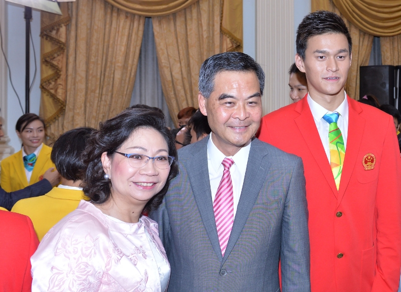 The Chief Executive, Mr C Y Leung, hosted a reception for the visiting delegation of Rio Olympic Games Mainland Olympians today (August 27) at Government House. Picture shows Mr and Mrs Leung (centre and left) and member of the delegation, swimming athlete Sun Yang (right) at the reception.
