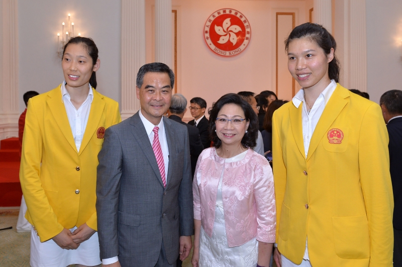 The Chief Executive, Mr C Y Leung, hosted a reception for the visiting delegation of Rio Olympic Games Mainland Olympians today (August 27) at Government House. Picture shows Mr and Mrs Leung (second left and third left) and members of the delegation, volleyball athletes Zhu Ting (first left) and Xu Yunli (first right) at the reception.