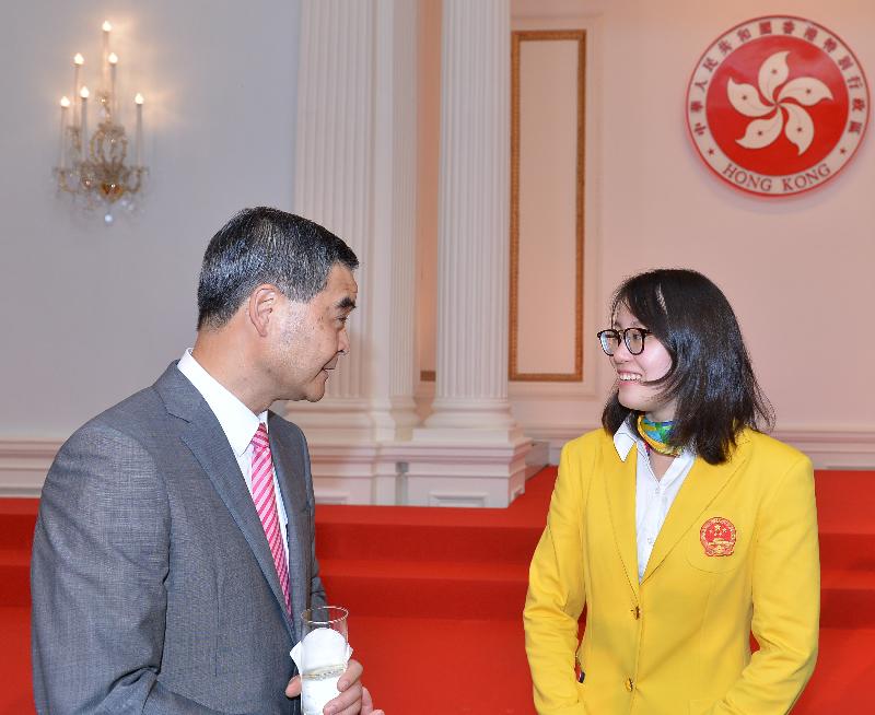 The Chief Executive, Mr C Y Leung, hosted a reception for the visiting delegation of Rio Olympic Games Mainland Olympians today (August 27) at Government House. Picture shows Mr Leung (left) chatting with member of the delegation, swimming athlete Fu Yuanhui (right) at the reception.
