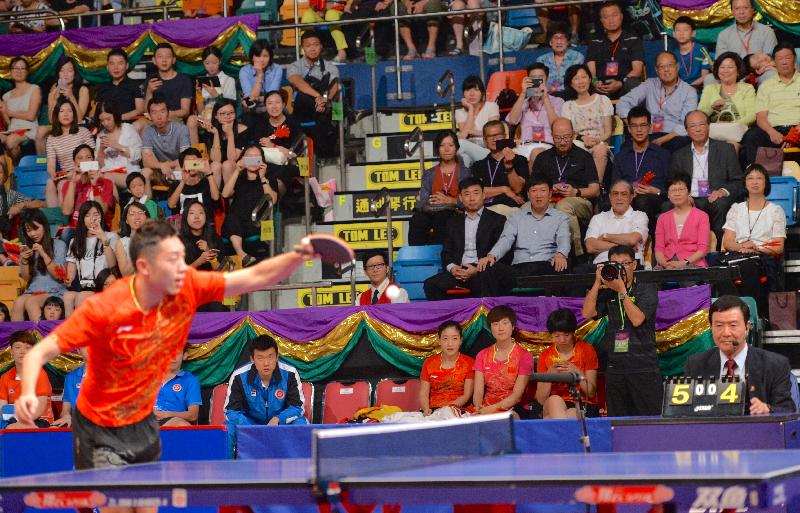 政務司司長林鄭月娥（第二排右二）及其他嘉賓今日（八月二十八日）上午在灣仔伊利沙伯體育館出席「奧運精英顯風采」，欣賞乒乓球示範表演。