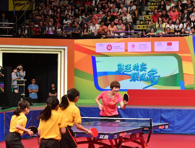 Mainland Olympic table tennis gold medallist Ding Ning and Hong Kong young athletes display their skills in a friendly table tennis match during a sports demonstration event held at Queen Elizabeth Stadium today (August 28).