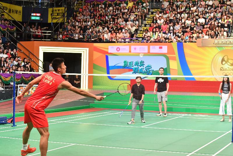 Spectators selected by lot take part in a sport-for-fun session with badminton Olympic gold medallist Chen Long during a sports demonstration event held at Queen Elizabeth Stadium today (August 28).
