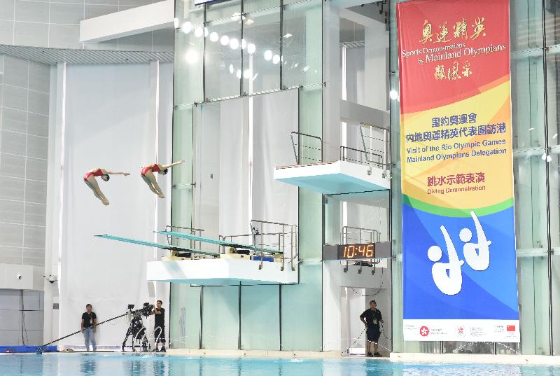 Mainland Olympians who won gold medals in diving at the Rio 2016 Olympic Games perform a spectacular dive during a sports demonstration event at Victoria Park Swimming Pool this morning (August 28). 