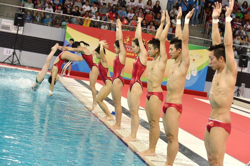 Mainland Olympians who won gold medals in diving at the Rio 2016 Olympic Games perform a spectacular dive with Hong Kong athletes during a sports demonstration event at Victoria Park Swimming Pool this morning (August 28). 