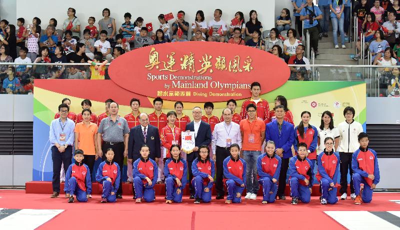 The Secretary for Labour and Welfare, Mr Matthew Cheung Kin-chung (second row, sixth right); the Secretary for Home Affairs, Mr Lau Kong-wah (second row, seventh right), are pictured with Mainland Olympians and Hong Kong athletes taking part in a sports demonstration event at Victoria Park Swimming Pool today (August 28). 