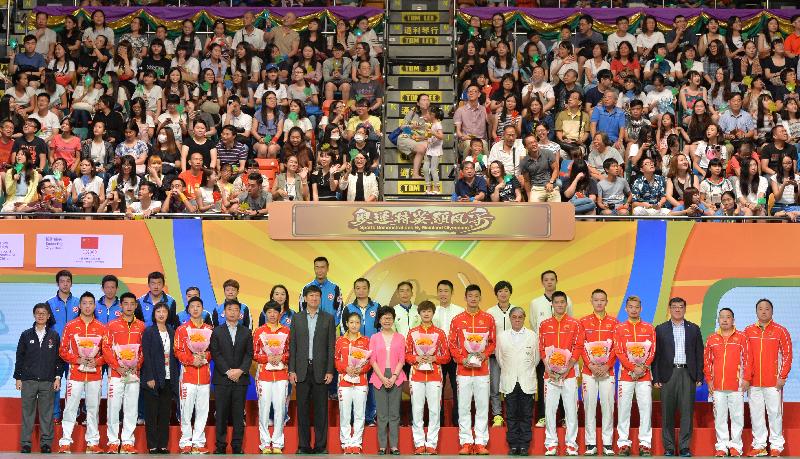 The Chief Secretary for Administration, Mrs Carrie Lam, attended the Rio Olympic Games Mainland Olympians delegation's Badminton and Table Tennis Demonstrations at Queen Elizabeth Stadium in Wan Chai this morning (August 28). Picture shows Mrs Lam (front row, centre); Director of Leisure and Cultural Services, Ms Michelle Li (front row, fourth left); and the President of the Sports Federation & Olympic Committee of Hong Kong, China, Mr Timothy Fok (front row, seventh right) with Mainland and Hong Kong athletes and other guests.
