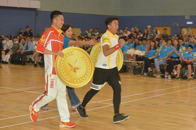 A group of Mainland Olympians attended the "Visit of the Rio Olympic Games Mainland Olympians Delegation - Exchange with Youths of Hong Kong" event at Ma On Shan Sports Centre this morning (August 28). Photo shows Olympians who competed in race walking event taking part in a game with representatives of youth uniformed groups and local youths.