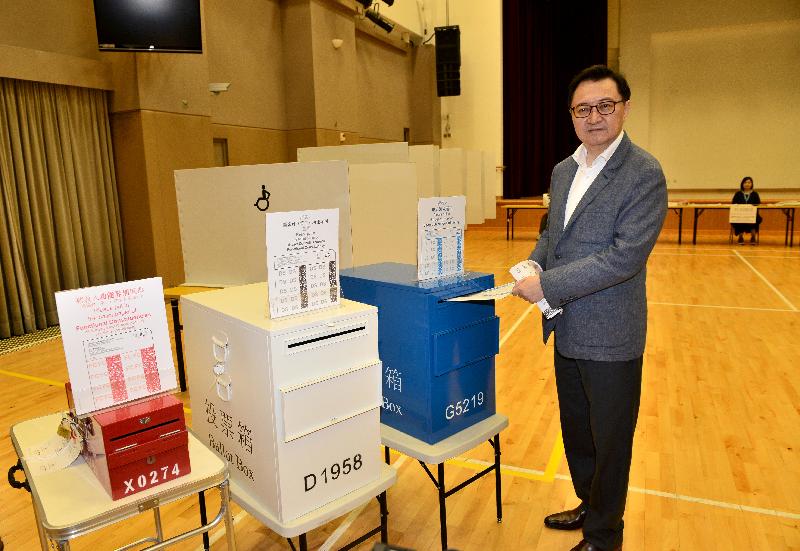 The Chairman of the Electoral Affairs Commission, Mr Justice Barnabas Fung Wah, demonstrates the proper procedure to cast votes in the Legislative Council General Election during his visit to a mock polling station at Leighton Hill Community Hall today (August 28).