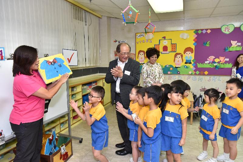 The Secretary for Education, Mr Eddie Ng Hak-kim (third left), observes students taking part in educational games during his visit to Po Leung Kuk Li Tsui Chung Sing Memorial Kindergarten today (August 29).