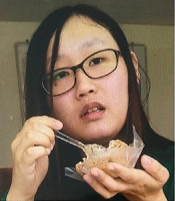 Lau Sin-ying, aged 21, is about 1.65 metres tall, 50 kilograms in weight and of medium build. She has a round face with yellow complexion, long straight black hair and a mole under her right eye. She was last seen wearing a black shirt, black jacket, black shoes and a pair of black framed glasses. 
