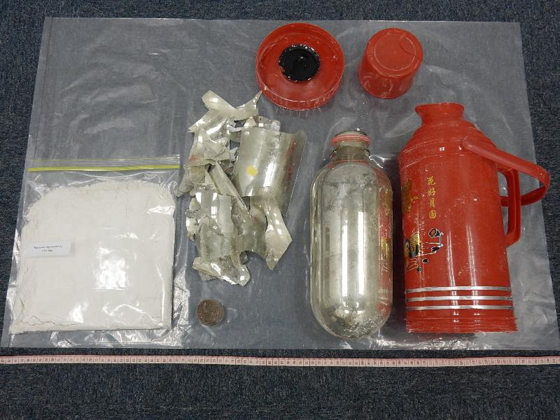 香港海關八月六日在香港國際機場空郵中心從一件空運郵件中的一個保溫瓶的隔熱層內發現約四百二十克懷疑可卡因毒品。