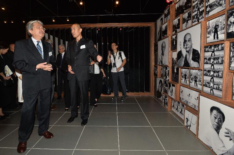 財政司司長曾俊華今日（九月一日）晚上在香港文化博物館出席「客家功夫三百年：數碼時代中的文化傳承」展覽開幕典禮。圖示曾俊華（左）參觀展覽。