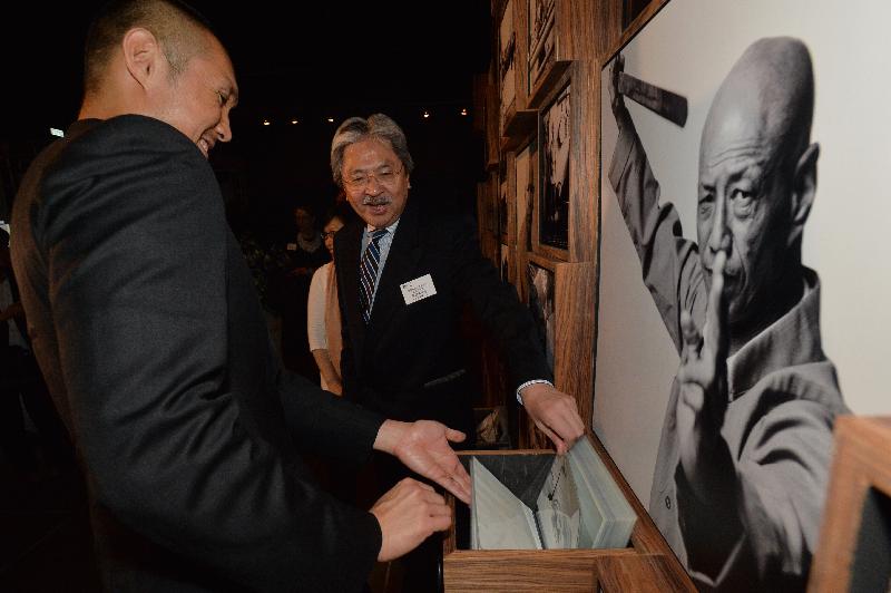 財政司司長曾俊華今日（九月一日）晚上在香港文化博物館出席「客家功夫三百年：數碼時代中的文化傳承」展覽開幕典禮。圖示曾俊華（右）參觀展覽。