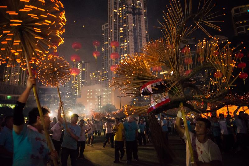 The Leisure and Cultural Services Department will present a wide range of activities including festive lantern carnivals and lantern displays to celebrate the coming Mid-Autumn Festival. The lantern carnival at Victoria Park on September 15 will feature a fire dragon dance parade. 