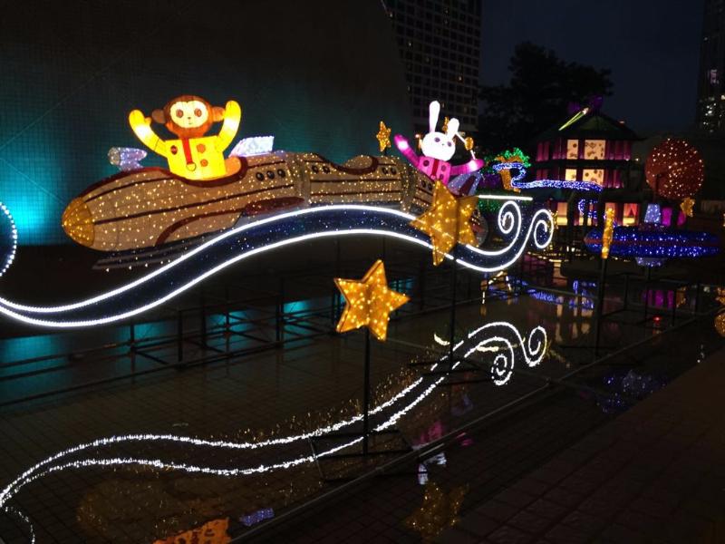 The Leisure and Cultural Services Department will present a thematic lantern display entitled "Fly Me to the Moon" to celebrate the coming Mid-Autumn Festival. The display will be held at the pools outside the Hong Kong Space Museum from tomorrow (September 2) to September 25 featuring festive lantern displays of lovely animals flying to the moon and meeting traditional legendary characters there.