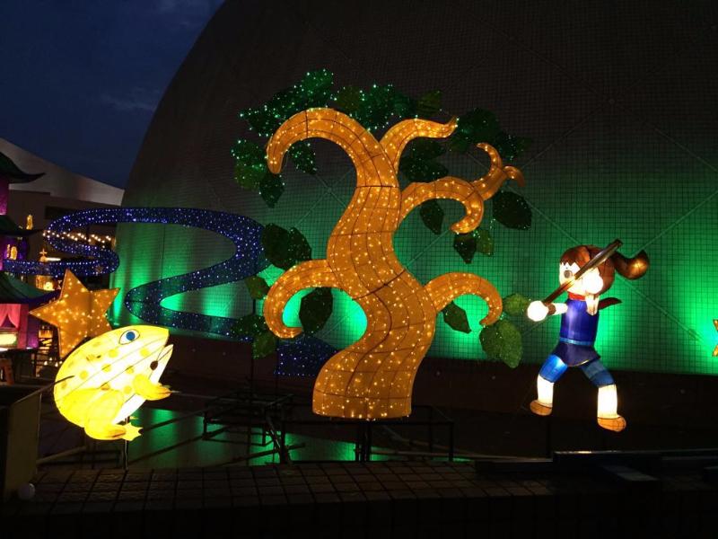 The Leisure and Cultural Services Department will present a thematic lantern display entitled "Fly Me to the Moon" to celebrate the coming Mid-Autumn Festival. The display will be held at the pools outside the Hong Kong Space Museum from tomorrow (September 2) to September 25 featuring traditional legendary characters including Wu Gang.