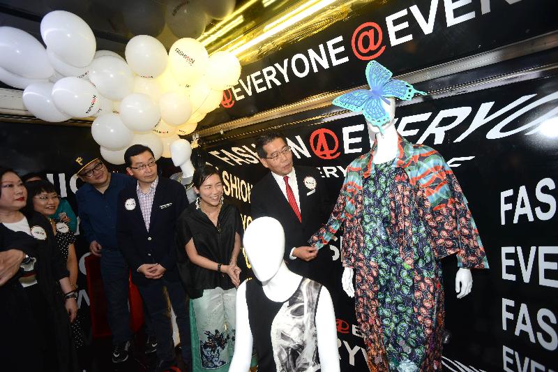 The Secretary for Commerce and Economic Development, Mr Gregory So (first right), views the fashion truck FashMobile and works by local fashion designers after attending the FashMobile launch ceremony today (September 1).