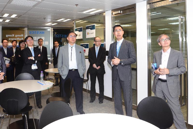 创新及科技局局长杨伟雄（前排左二）今日（九月一日）到访香港生产力促进局（生产力局），在生产力局主席林宣武（前排左一）陪同下，与创新及科技局副局长钟伟强博士（前排右一）参观香港软件检测和认证中心。