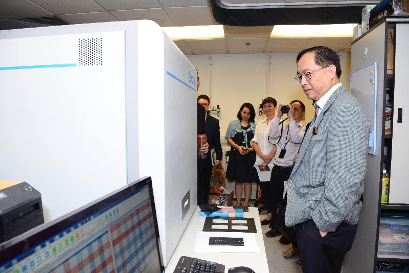 创新及科技局局长杨伟雄（右）今日（九月一日）在香港纺织及成衣研发中心，观看应用于纺织及制衣业的多光谱成像顔色测量系统。